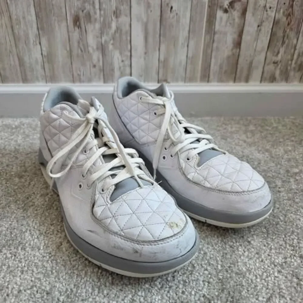 Men's basketball sneakers